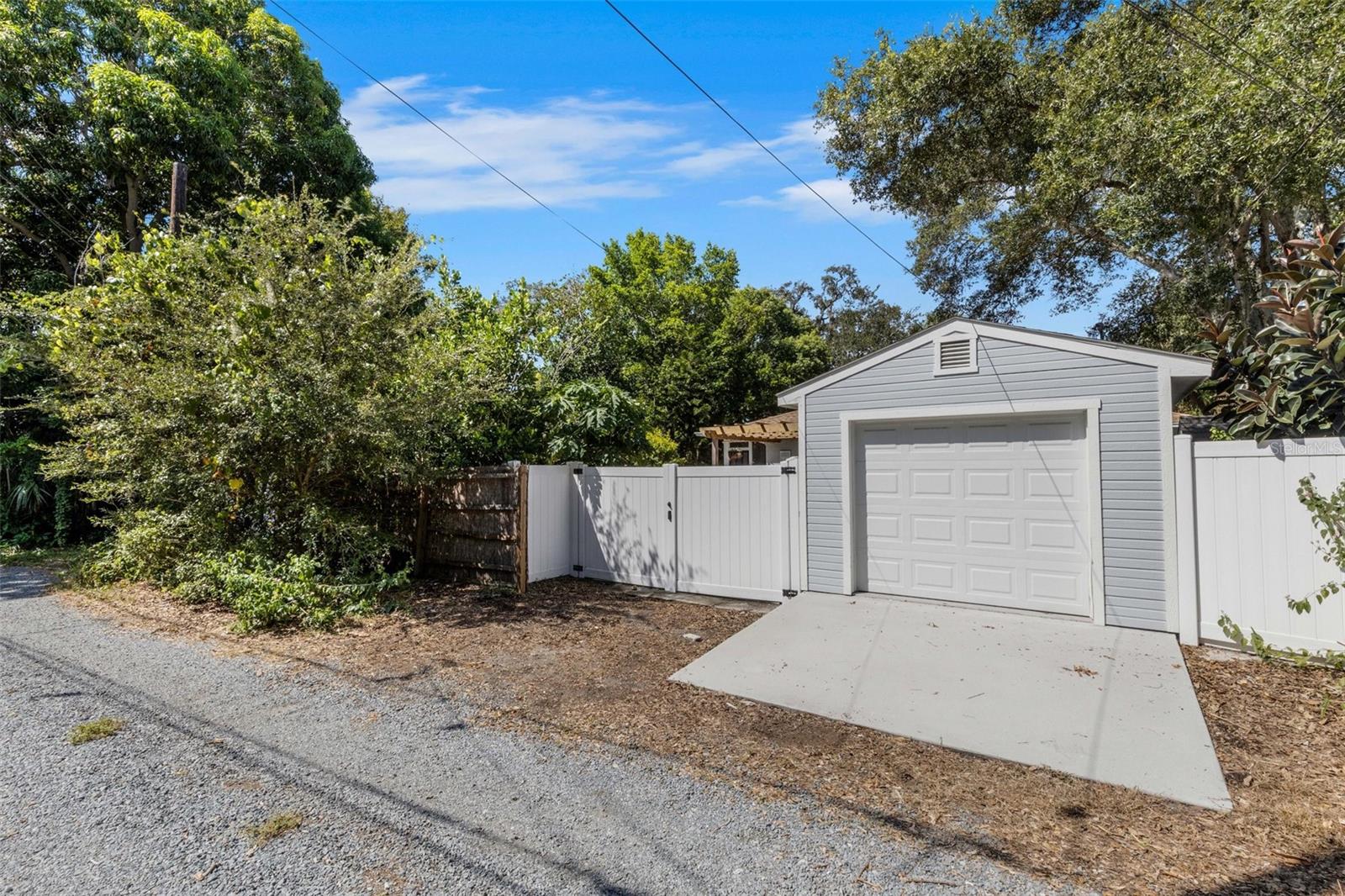 Listing photo id 14 for 3026 51st Street S