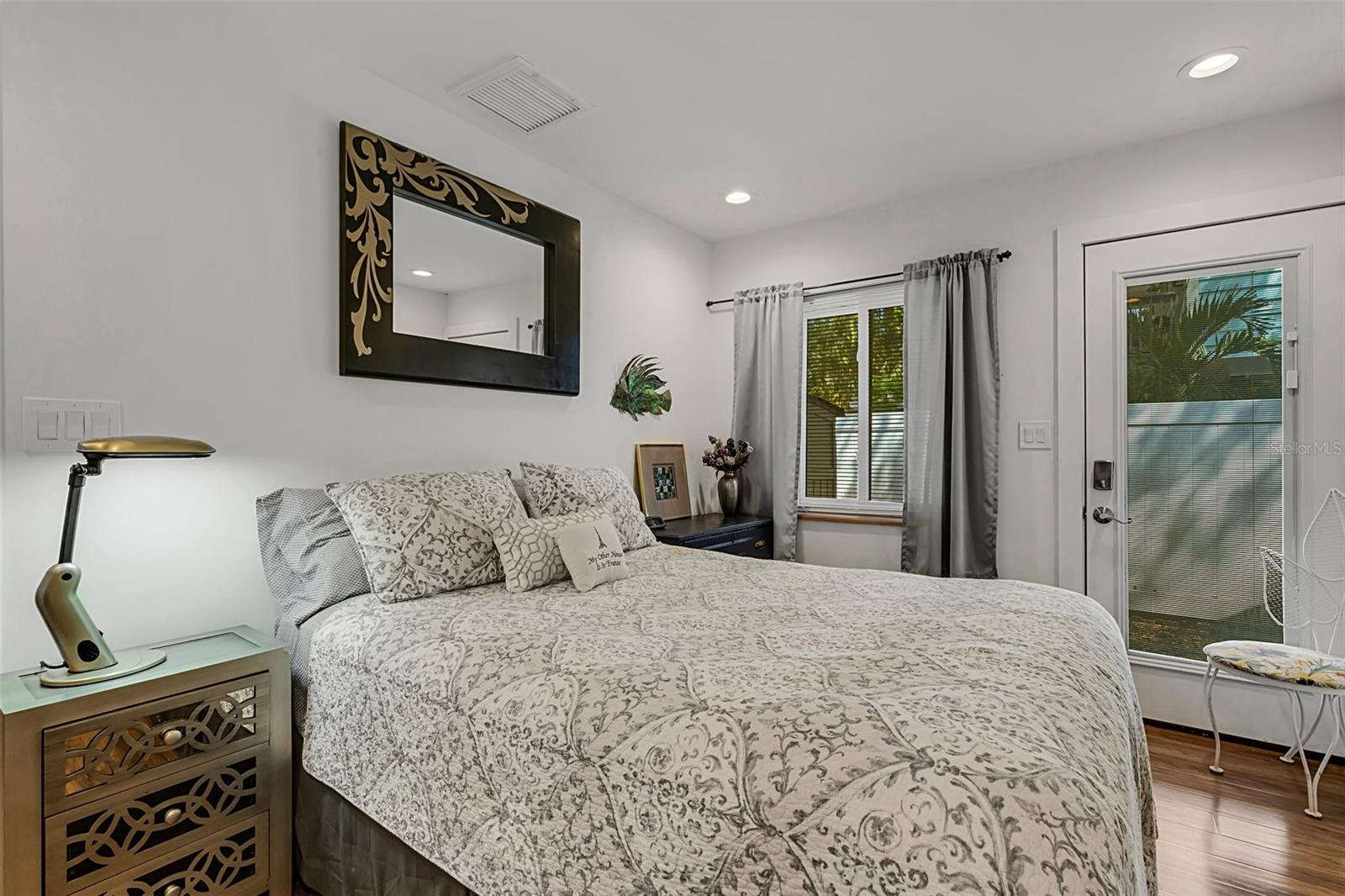 Listing photo id 18 for 3026 51st Street S