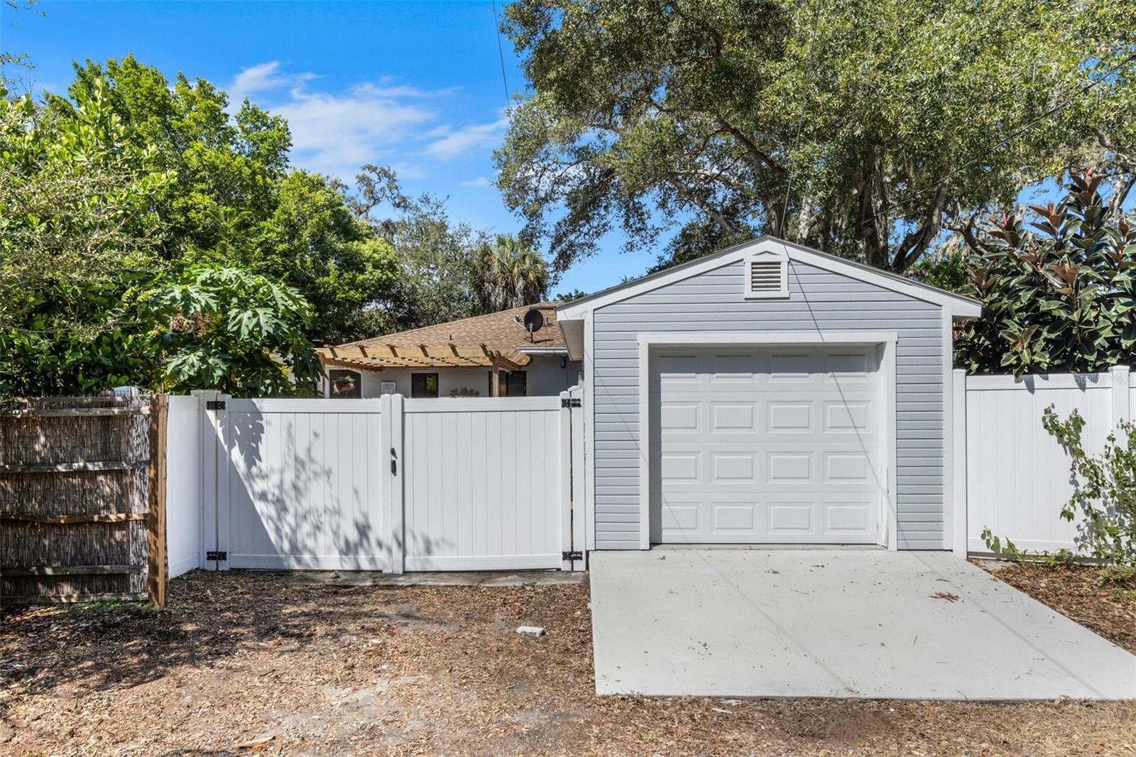 Listing photo id 23 for 3026 51st Street S