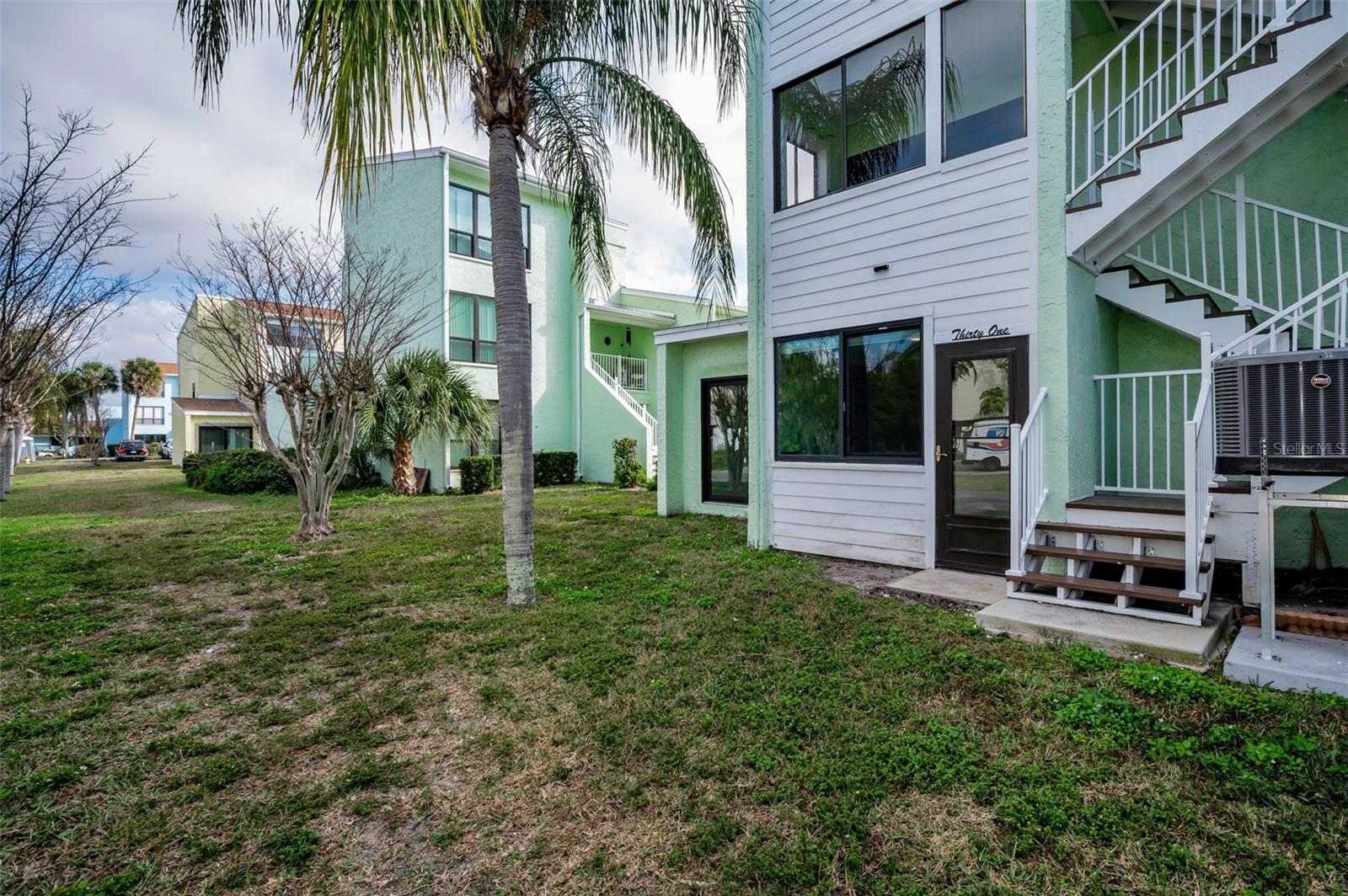 Listing photo id 15 for 1 Windrush Boulevard 31