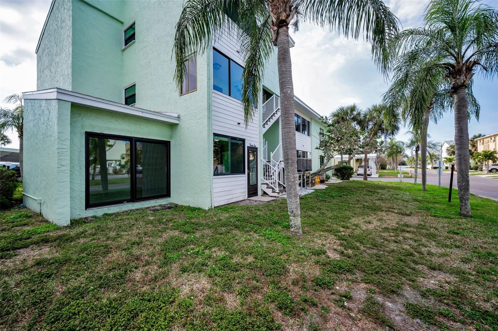 Listing photo id 16 for 1 Windrush Boulevard 31