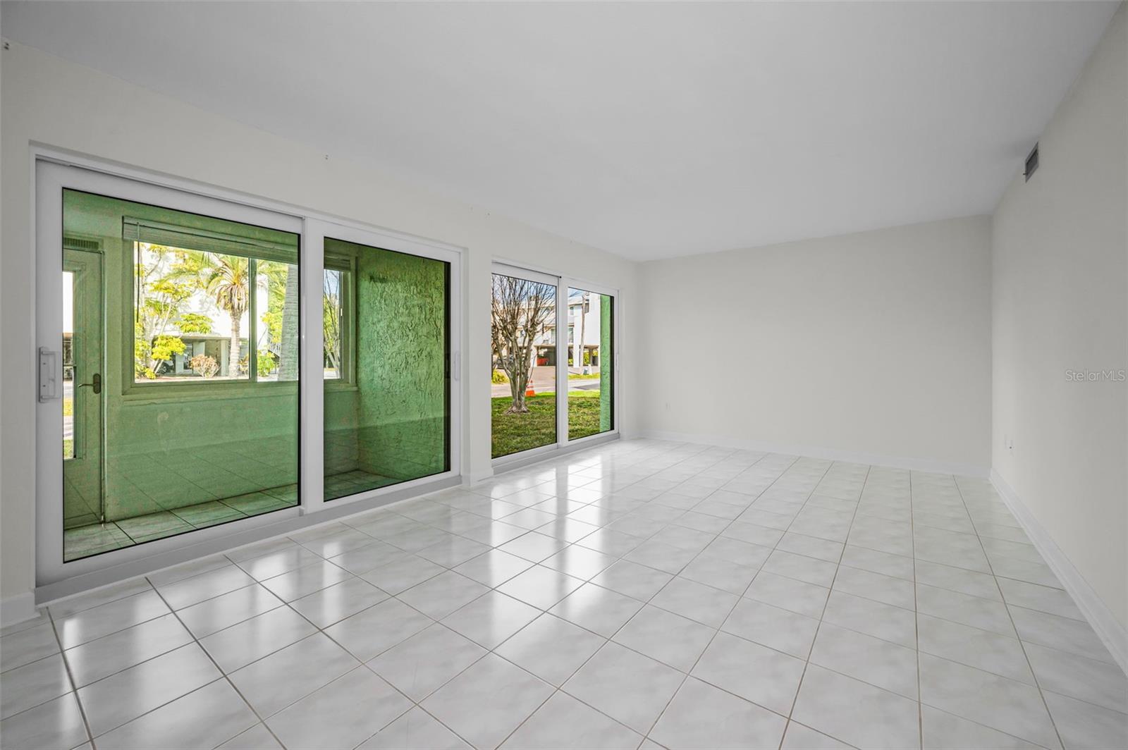 Listing photo id 22 for 1 Windrush Boulevard 31