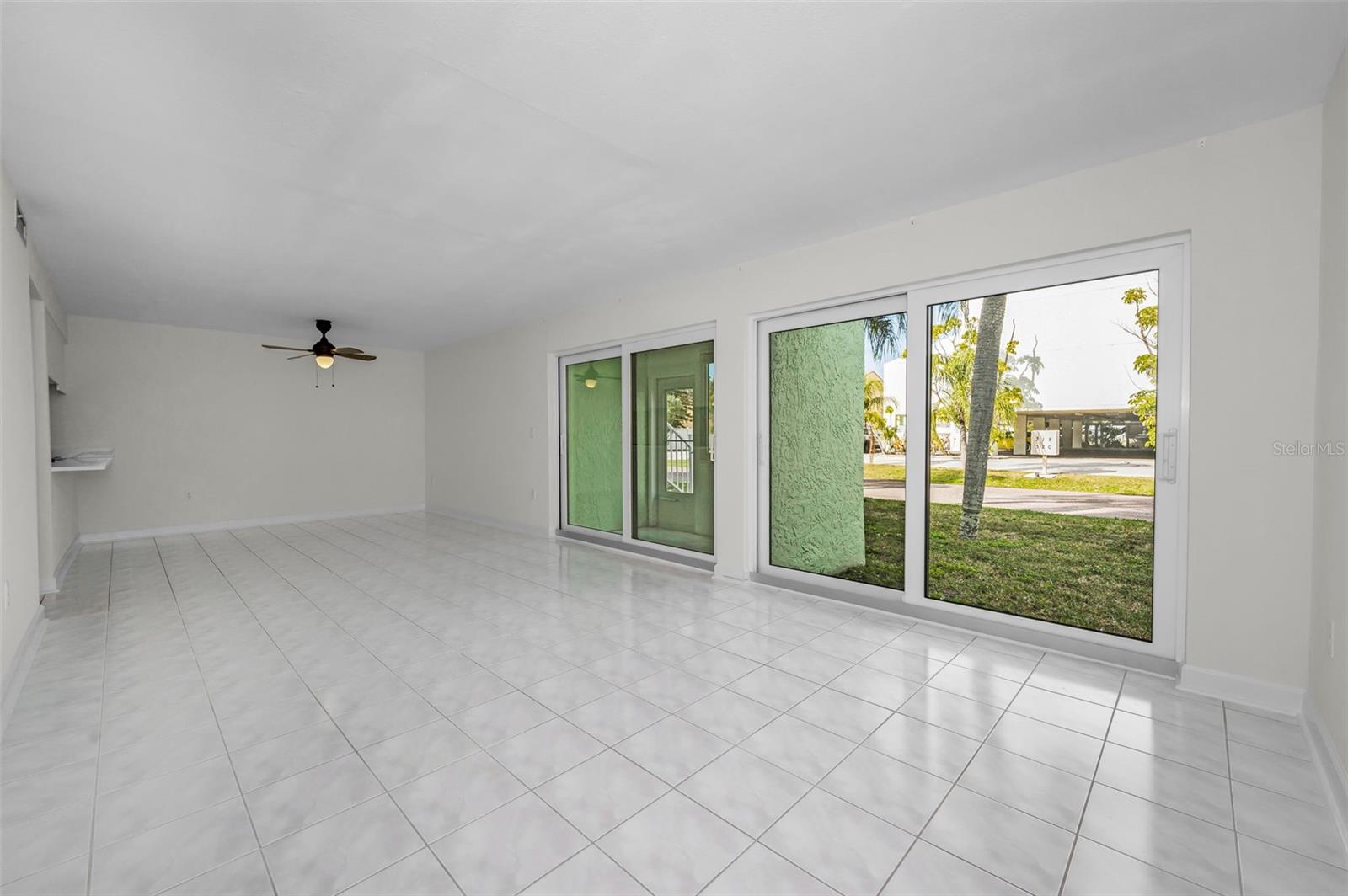 Listing photo id 24 for 1 Windrush Boulevard 31