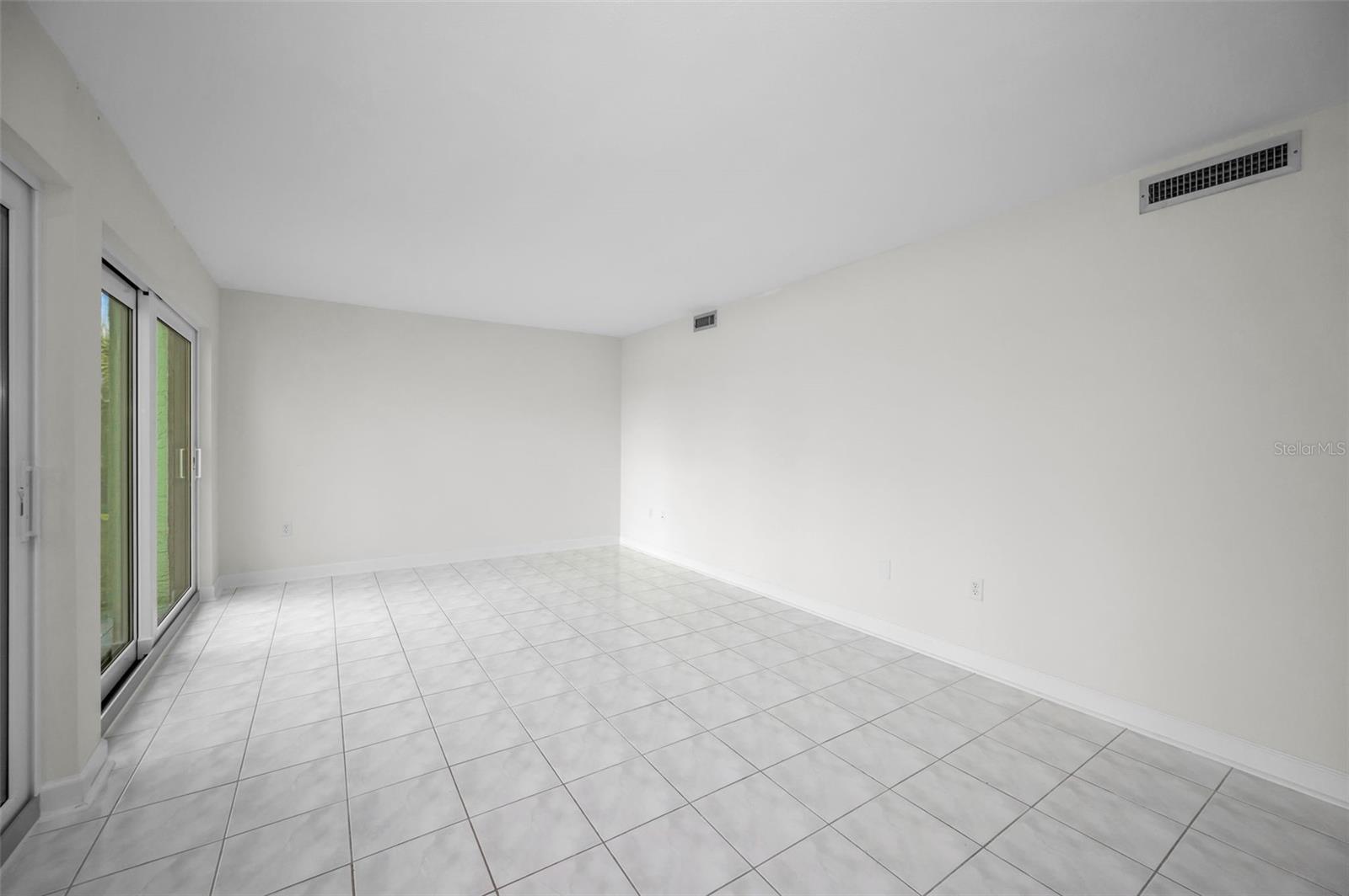 Listing photo id 27 for 1 Windrush Boulevard 31