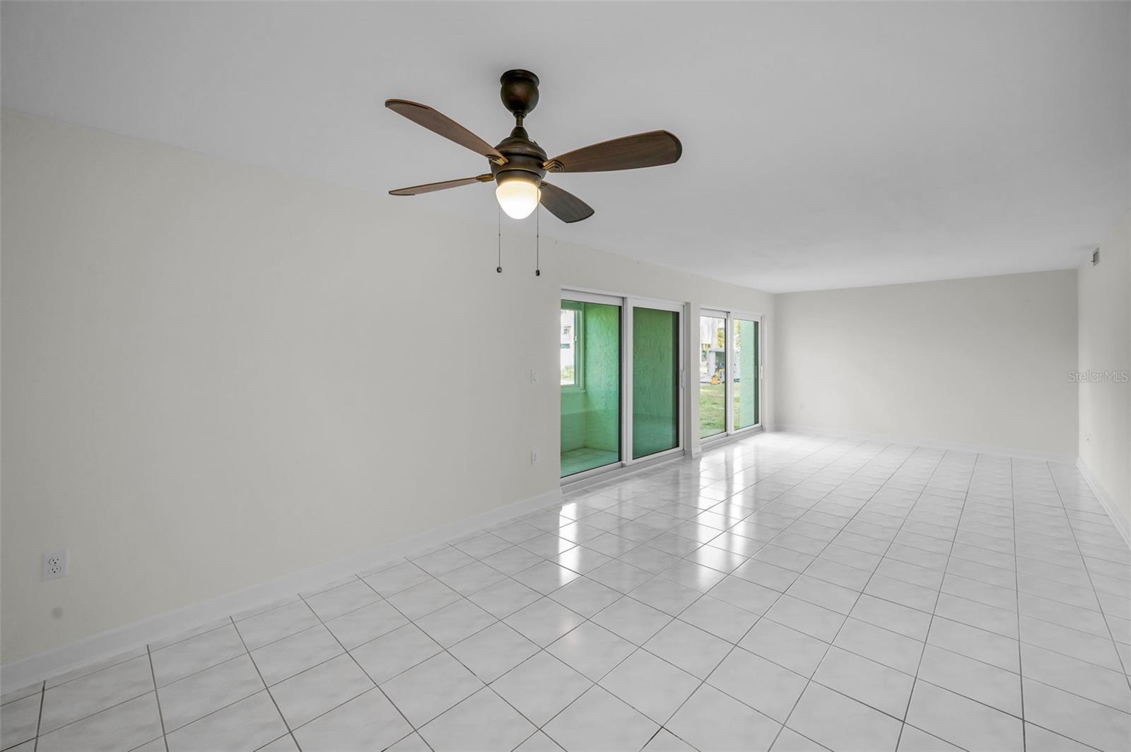 Listing photo id 29 for 1 Windrush Boulevard 31