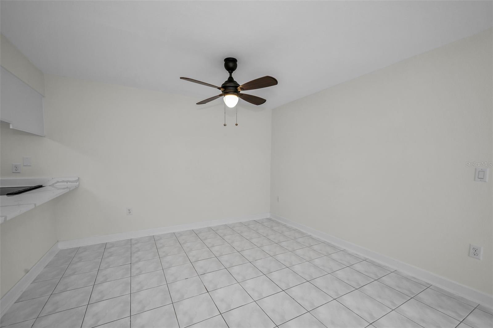 Listing photo id 32 for 1 Windrush Boulevard 31