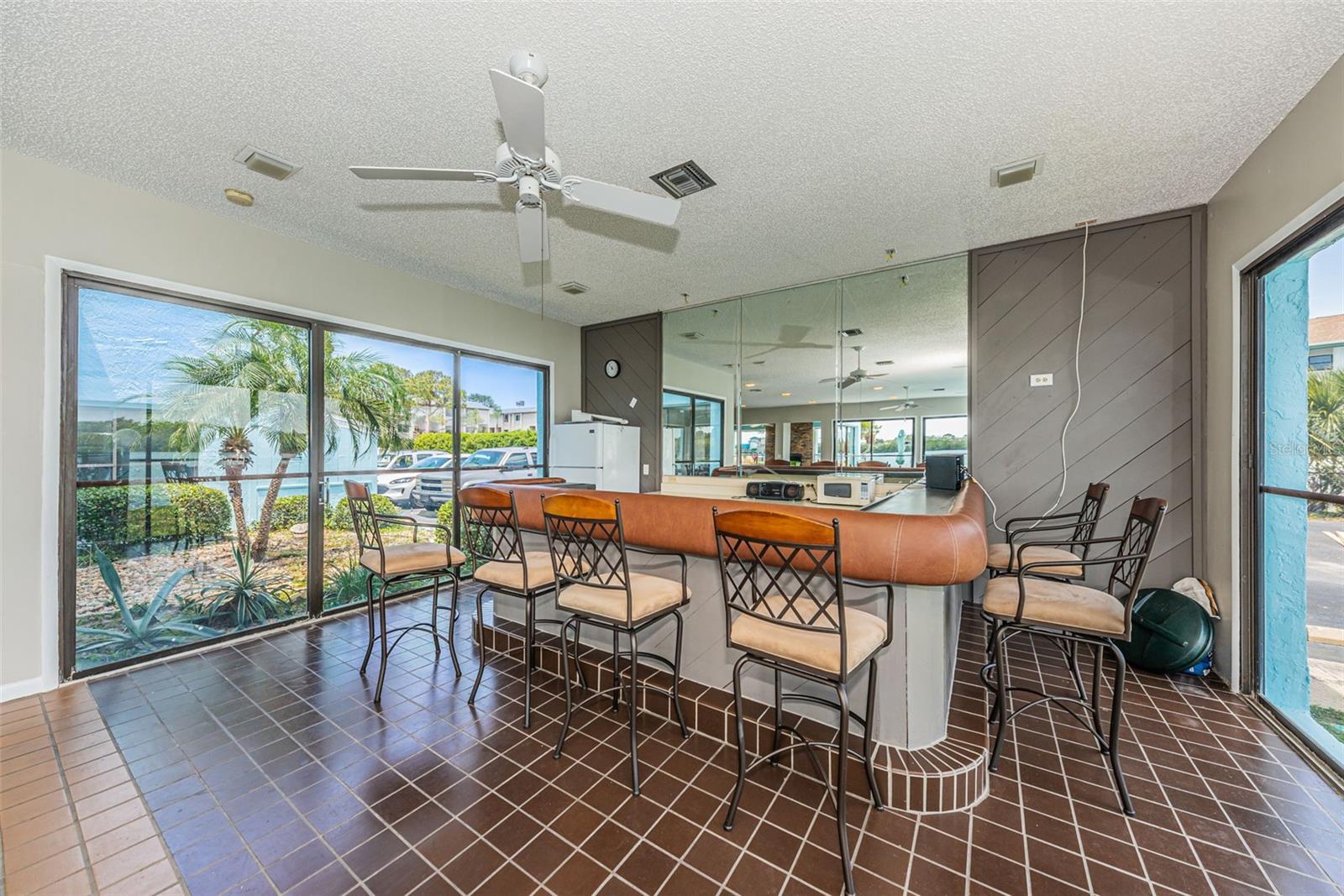 Listing photo id 66 for 1 Windrush Boulevard 31