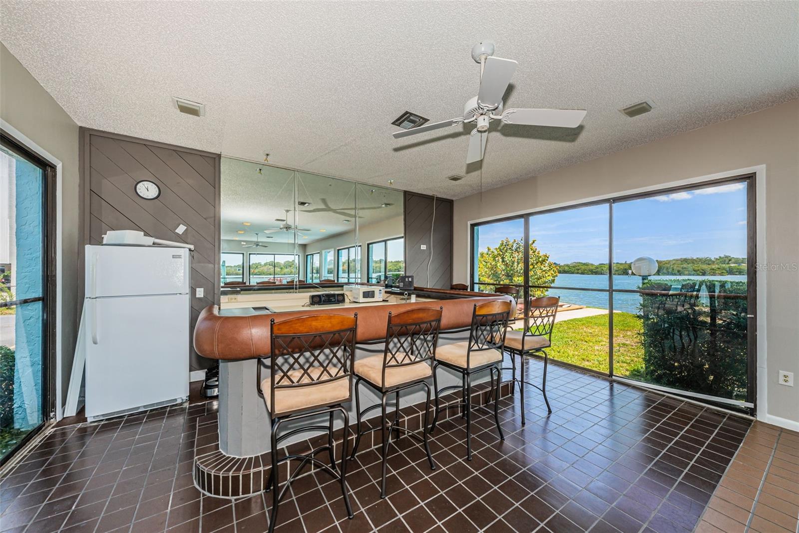 Listing photo id 67 for 1 Windrush Boulevard 31