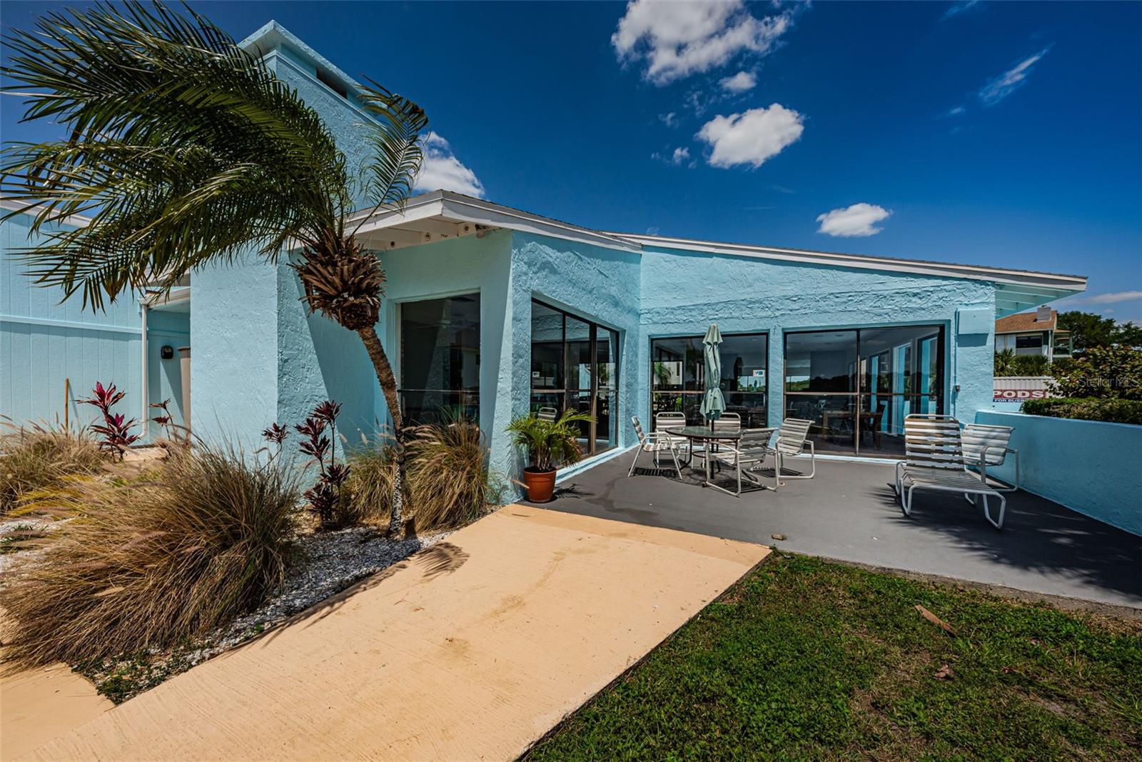 Listing photo id 73 for 1 Windrush Boulevard 31