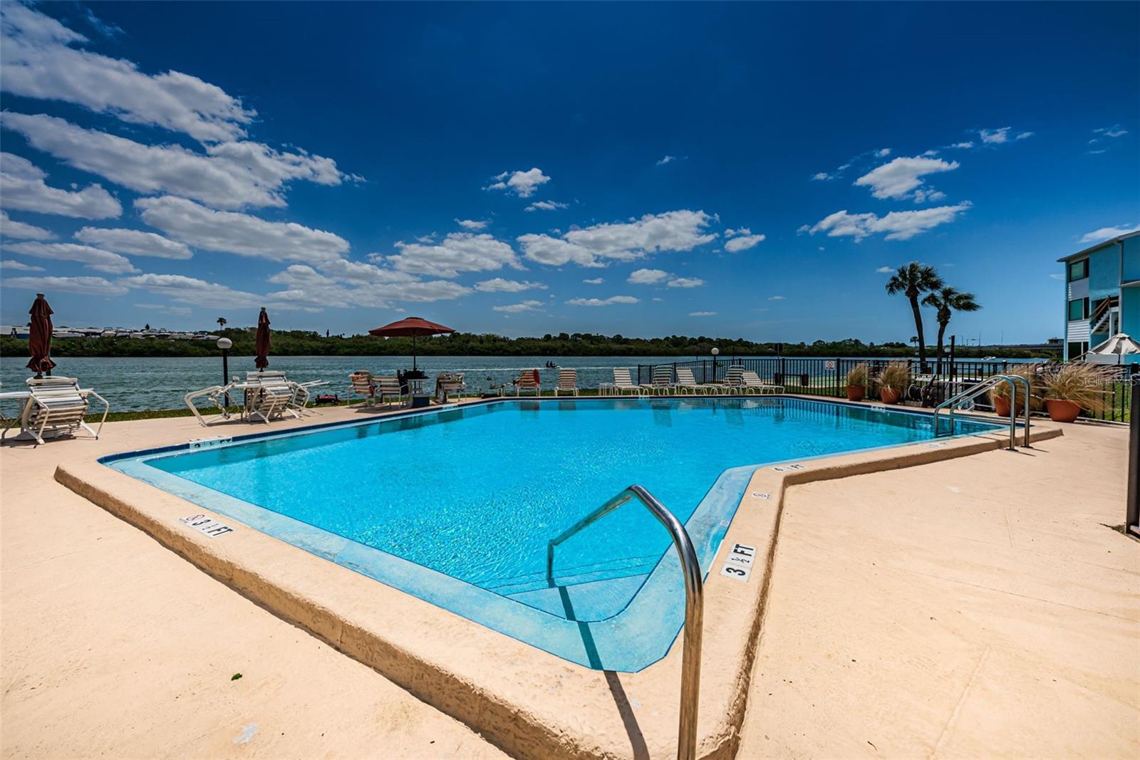 Listing photo id 76 for 1 Windrush Boulevard 31