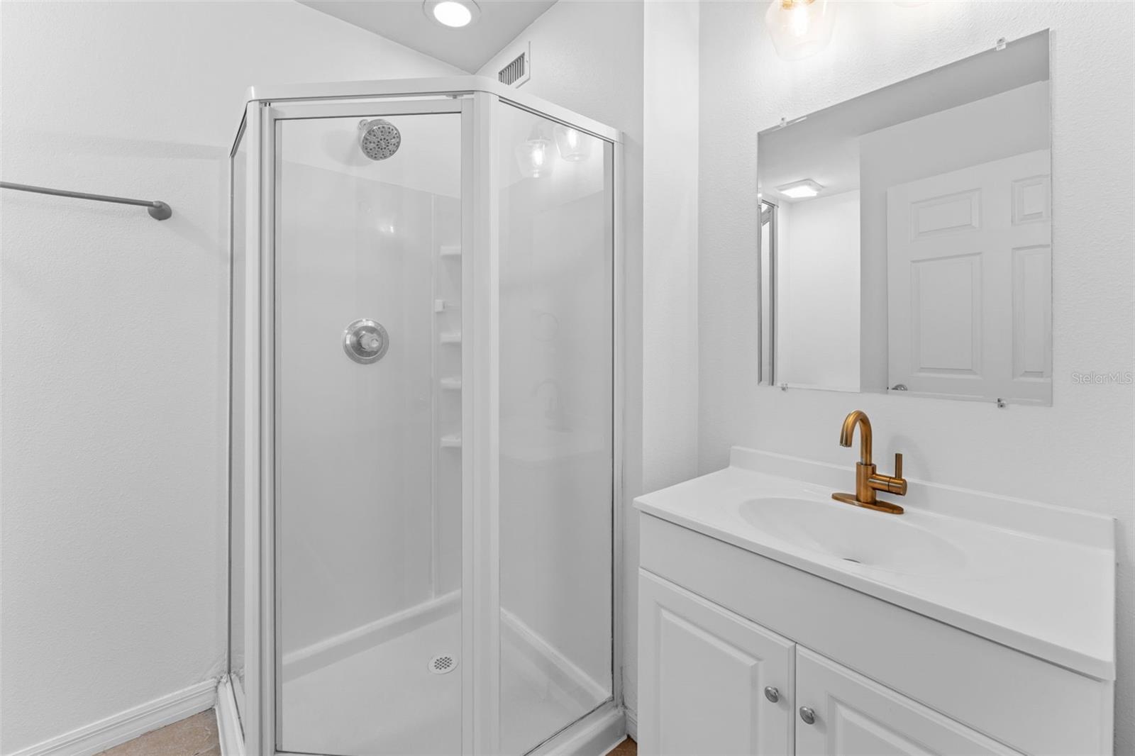 Image 18 of 27 For 2002 Habana Avenue D