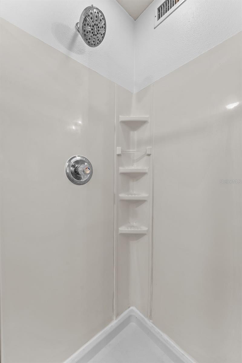 Image 21 of 27 For 2002 Habana Avenue D