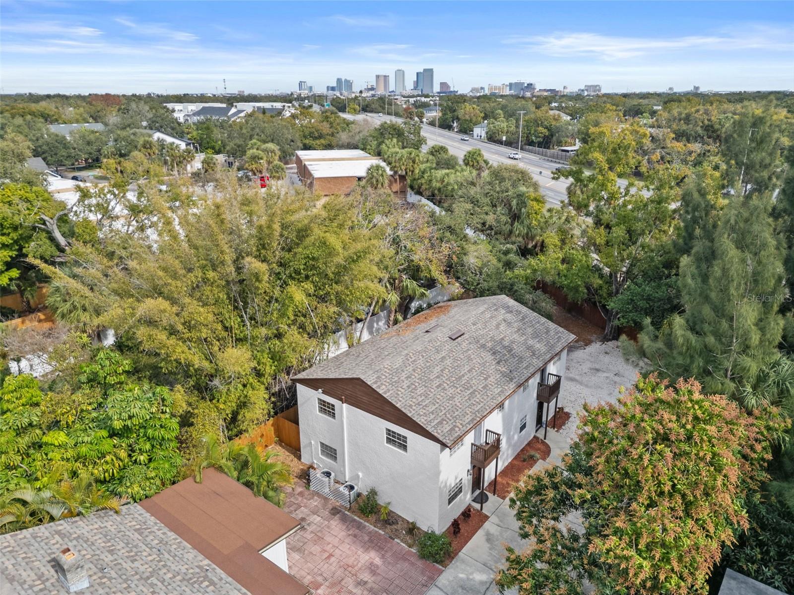 Image 24 of 27 For 2002 Habana Avenue D