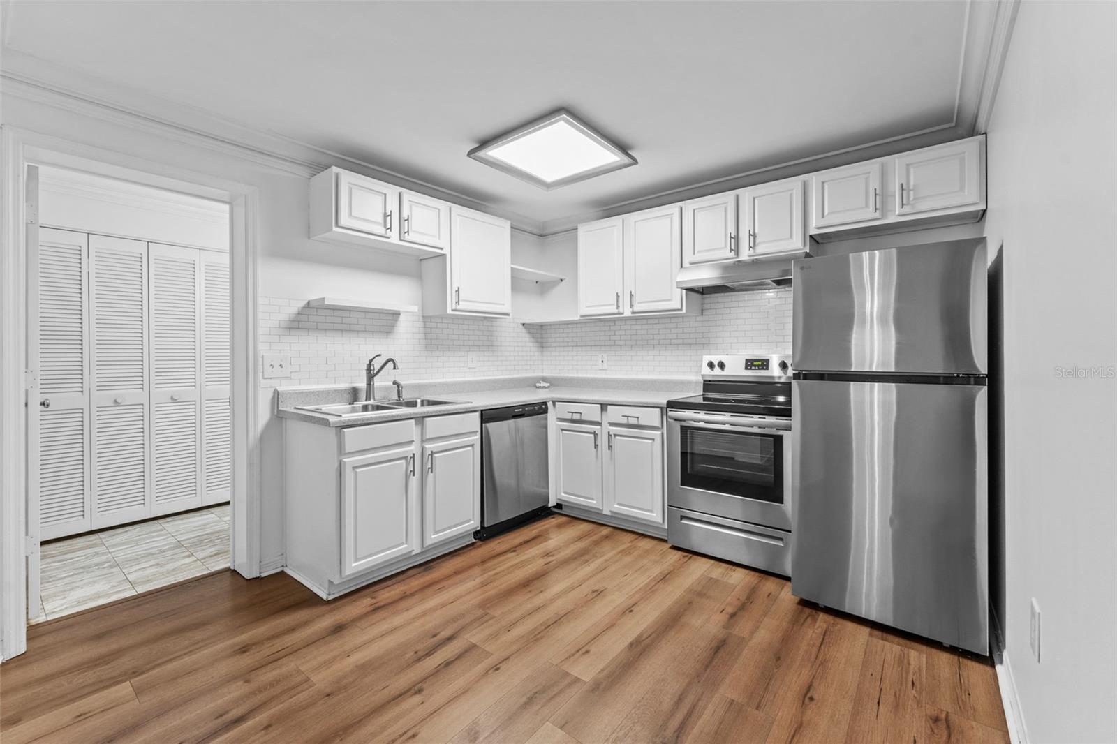 Image 6 of 27 For 2002 Habana Avenue D