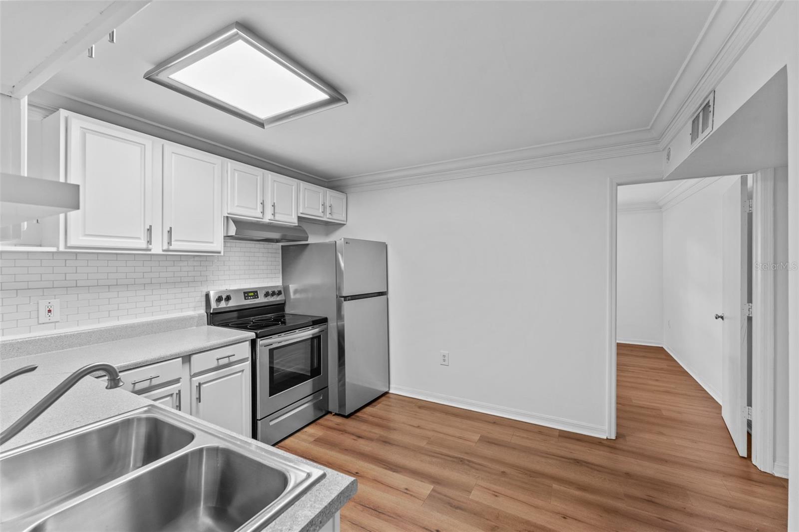 Image 7 of 27 For 2002 Habana Avenue D