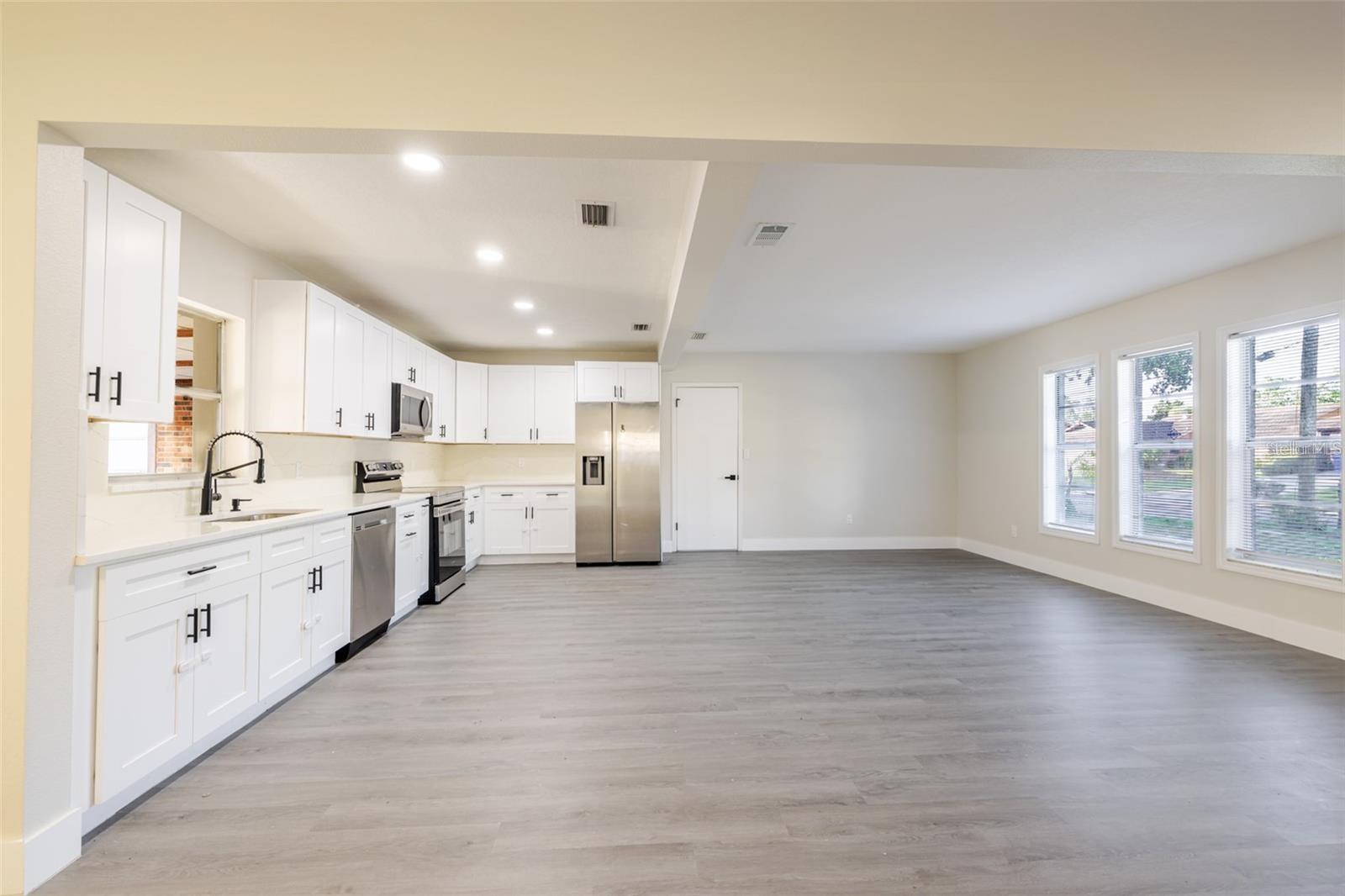 Image 11 of 37 For 10733 Drummond Road