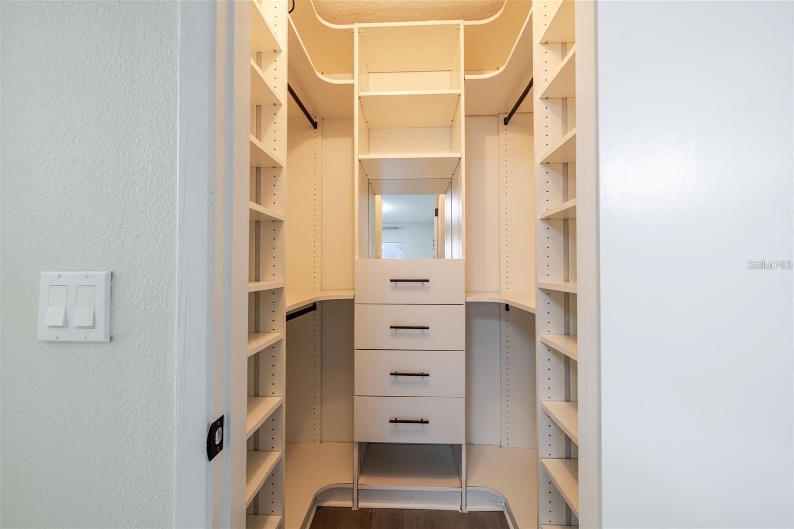 Image 17 of 37 For 10733 Drummond Road