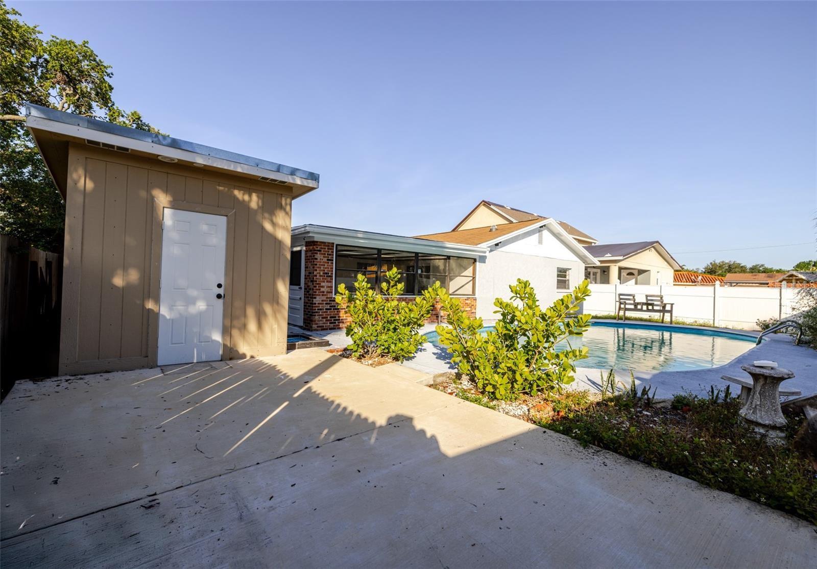 Image 31 of 37 For 10733 Drummond Road