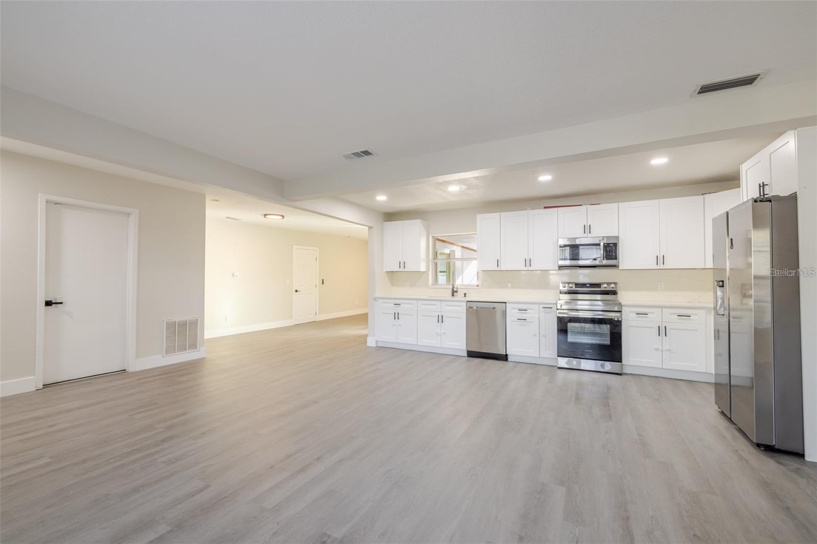 Image 7 of 37 For 10733 Drummond Road