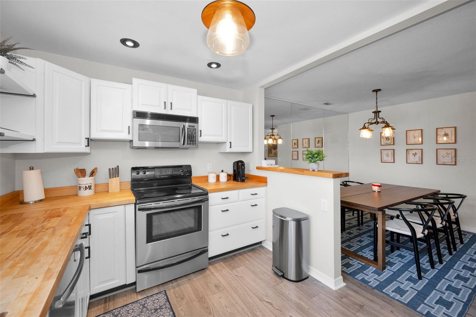 Image 7 of 28 For 208 Caryl Way