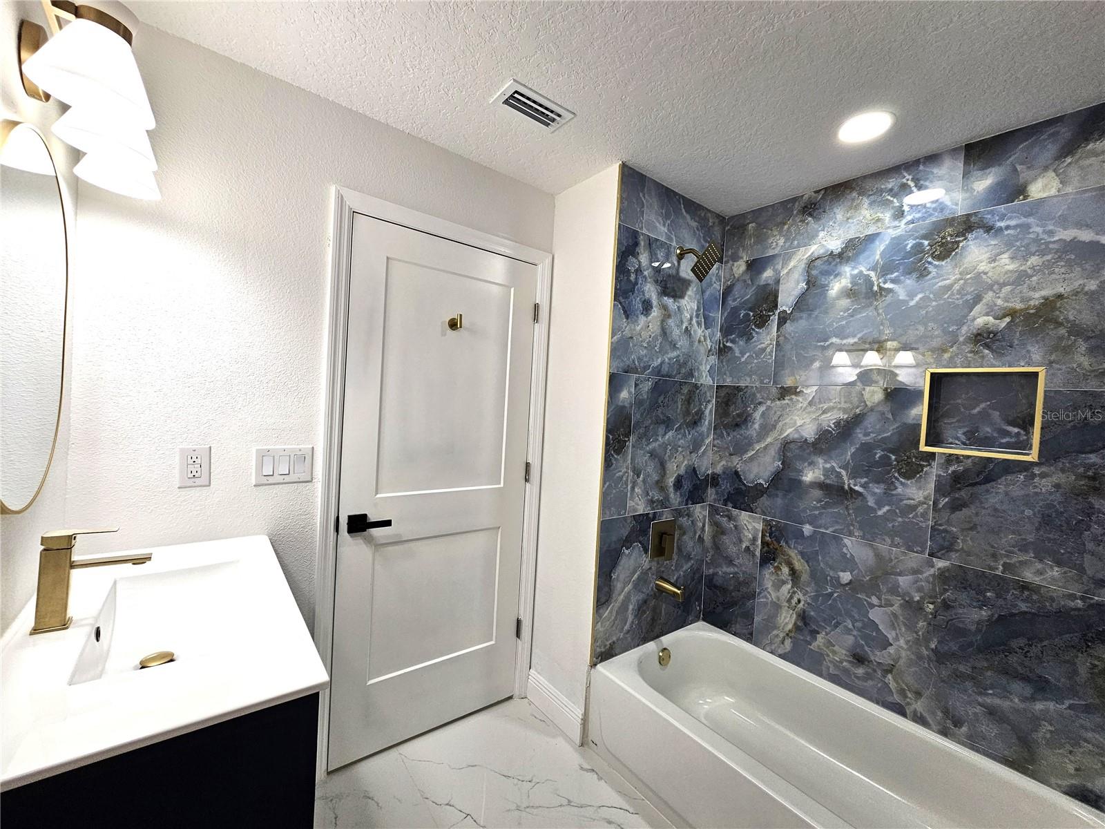 Image 20 of 39 For 21033 Market Street