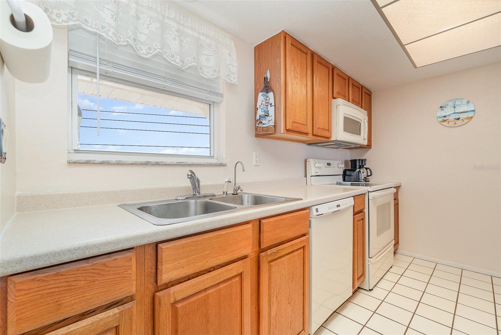 Image 16 of 36 For 2700 Magdalina Drive 2b