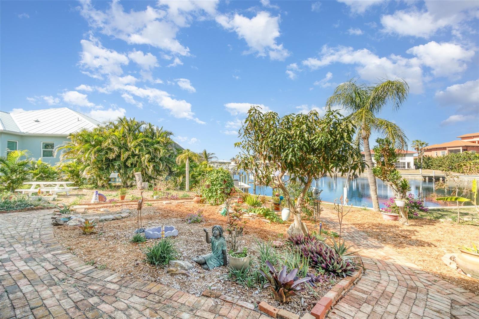 Image 26 of 36 For 2700 Magdalina Drive 2b