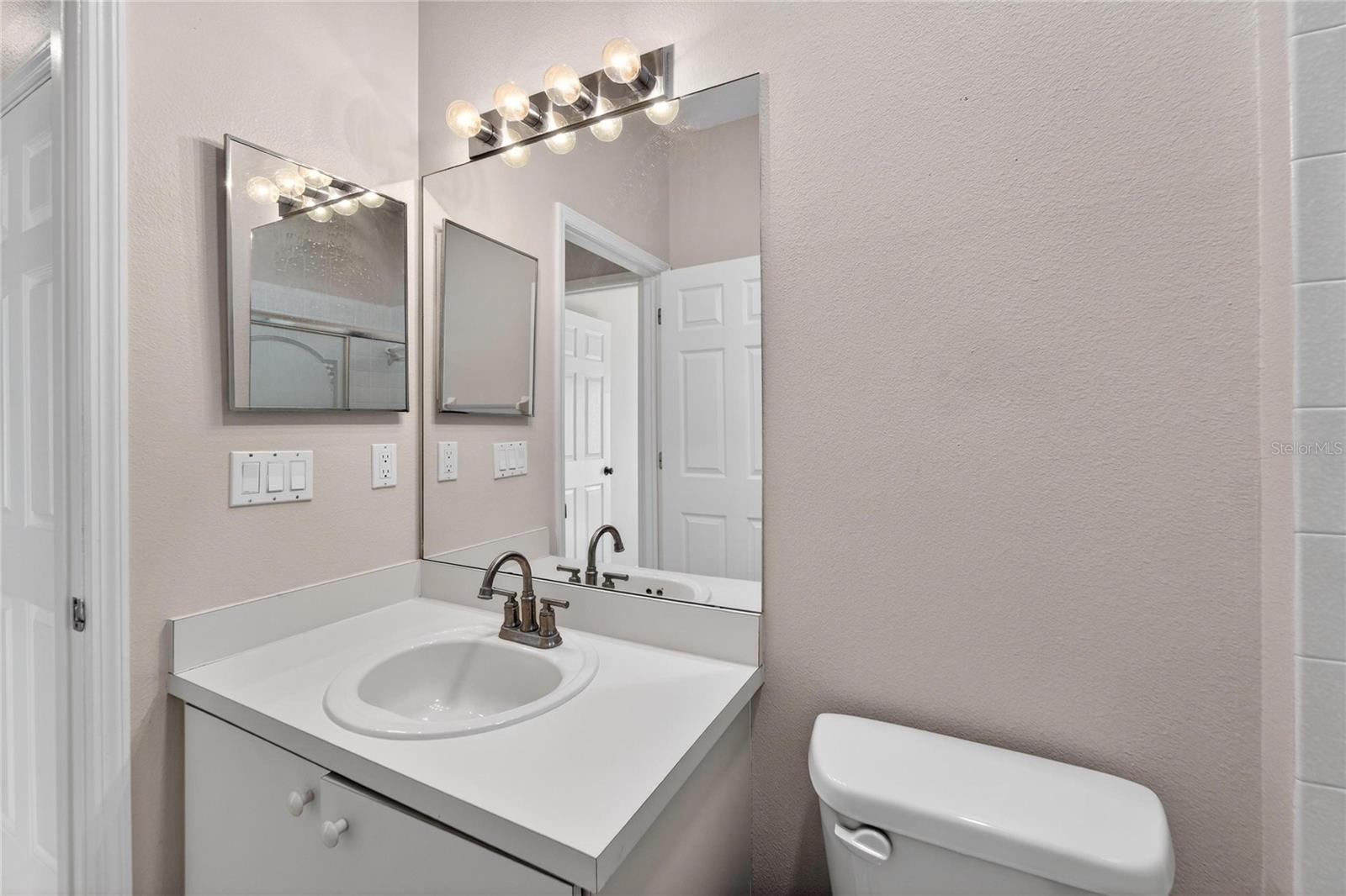 Image 42 of 73 For 4517 Oak River Circle