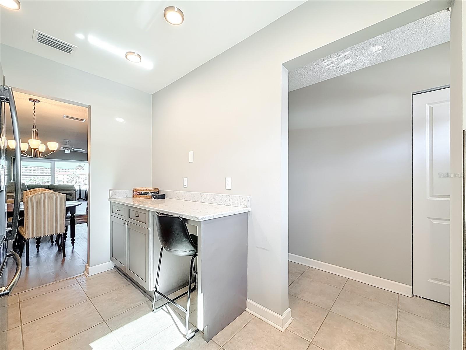 Listing photo id 8 for 5925 Shore Boulevard S 203