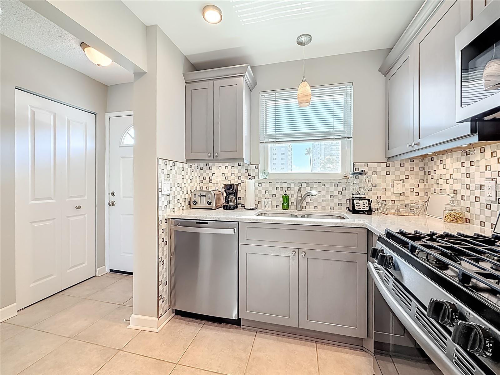 Listing photo id 9 for 5925 Shore Boulevard S 203