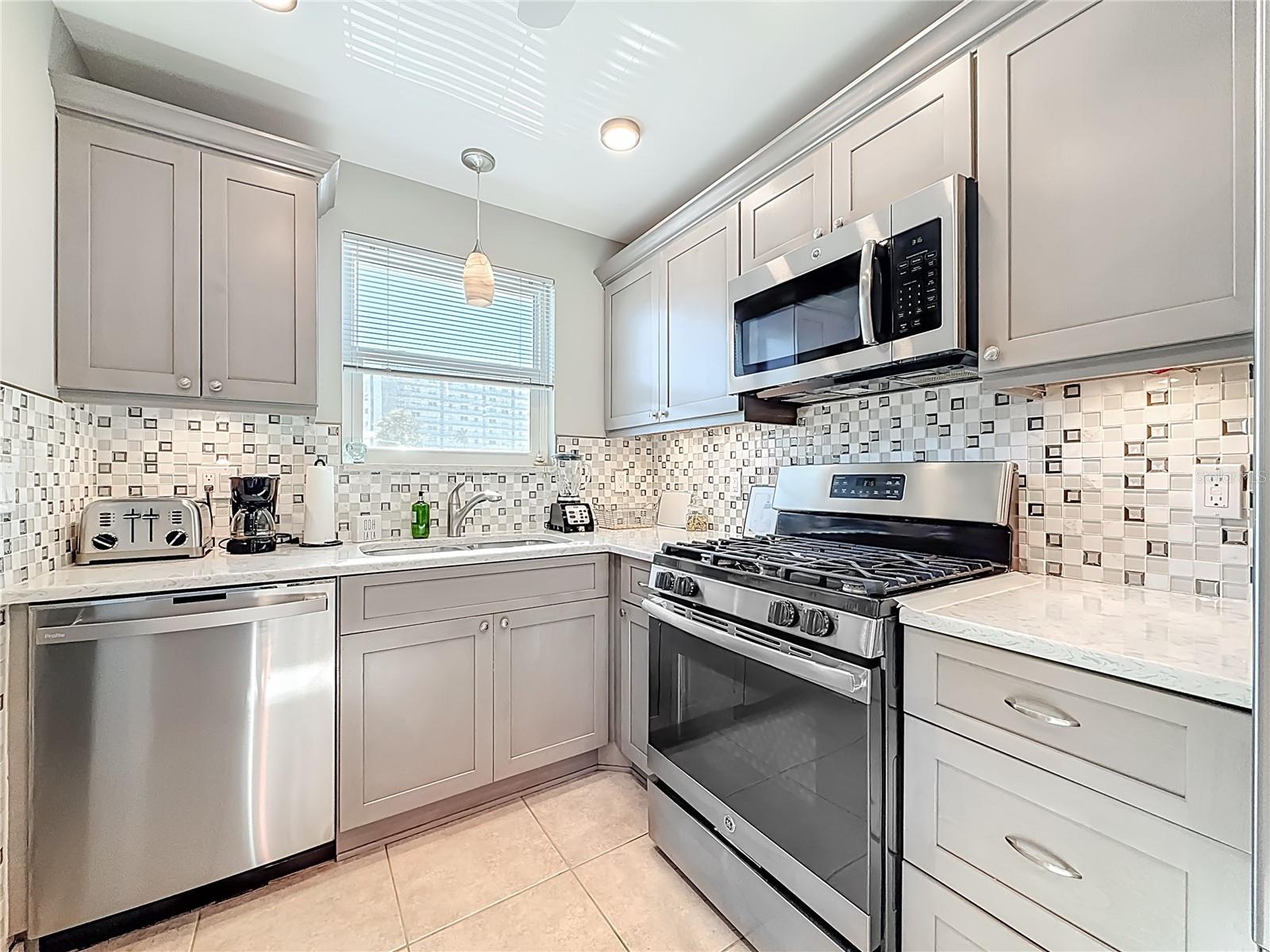 Listing photo id 10 for 5925 Shore Boulevard S 203