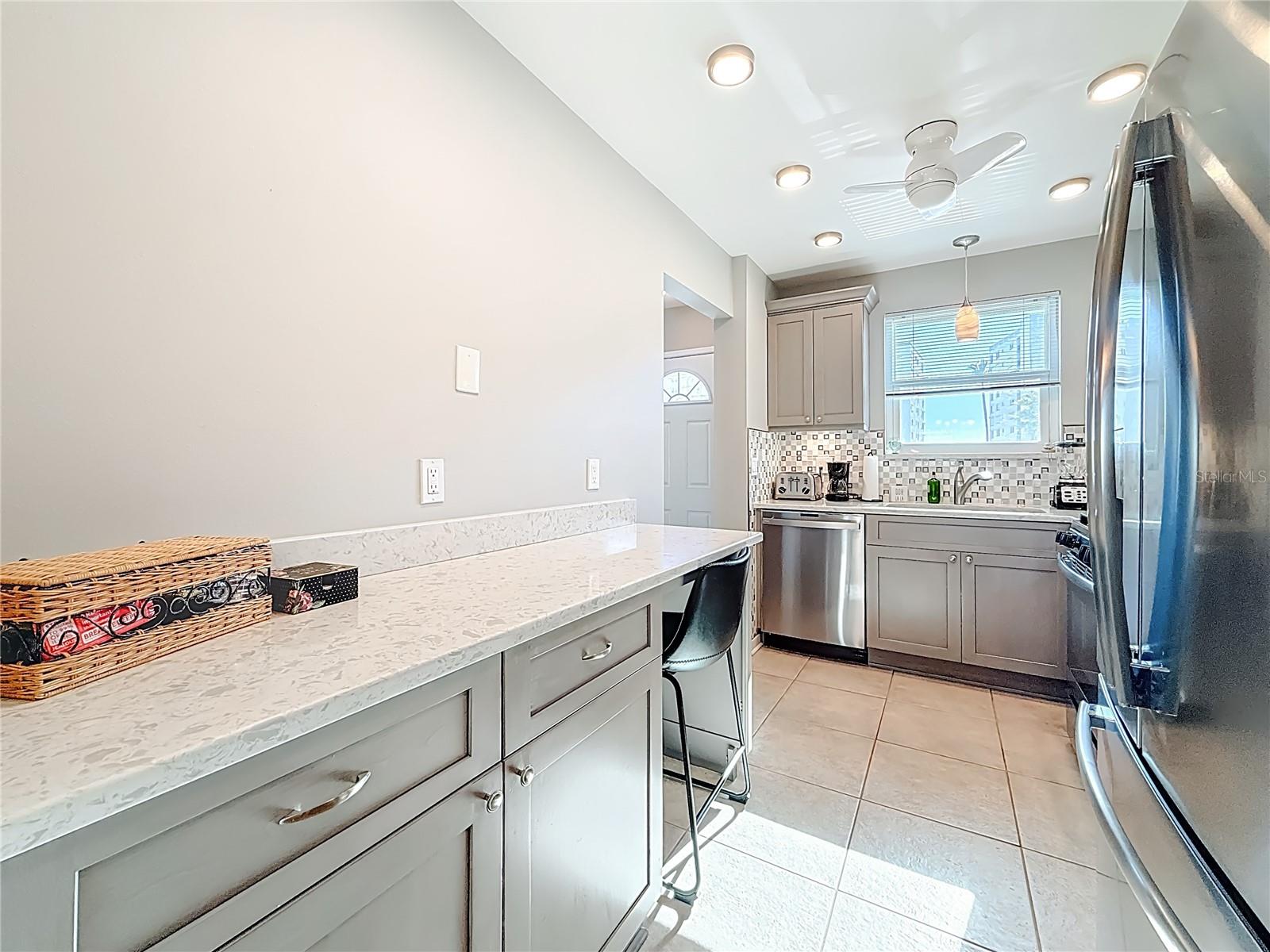 Listing photo id 11 for 5925 Shore Boulevard S 203