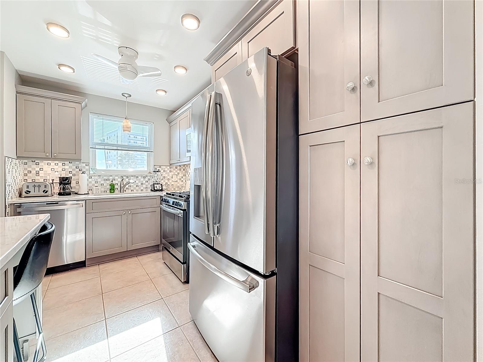 Listing photo id 12 for 5925 Shore Boulevard S 203