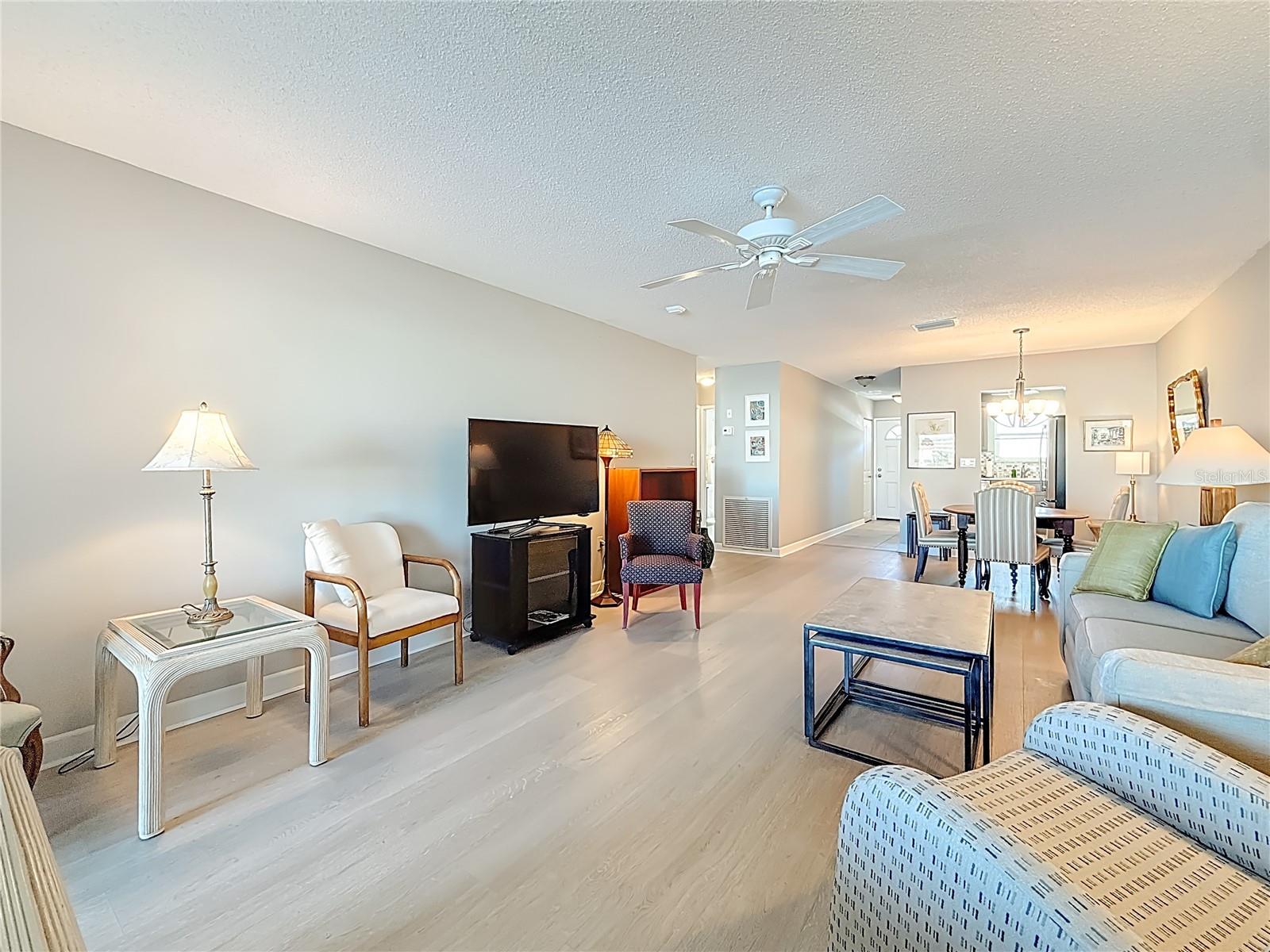 Listing photo id 18 for 5925 Shore Boulevard S 203