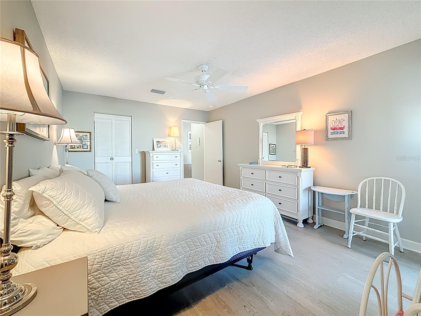 Listing photo id 25 for 5925 Shore Boulevard S 203