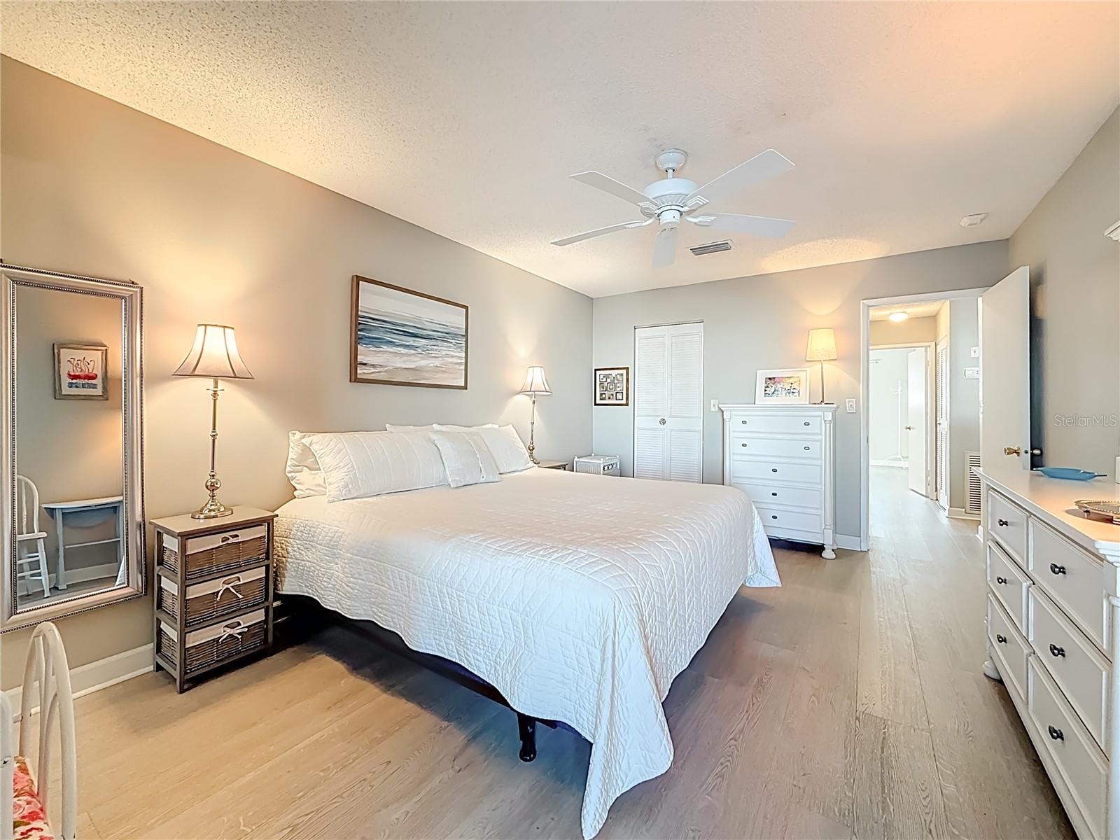 Listing photo id 26 for 5925 Shore Boulevard S 203