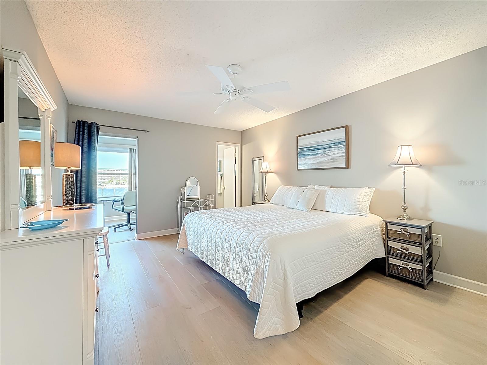 Listing photo id 28 for 5925 Shore Boulevard S 203