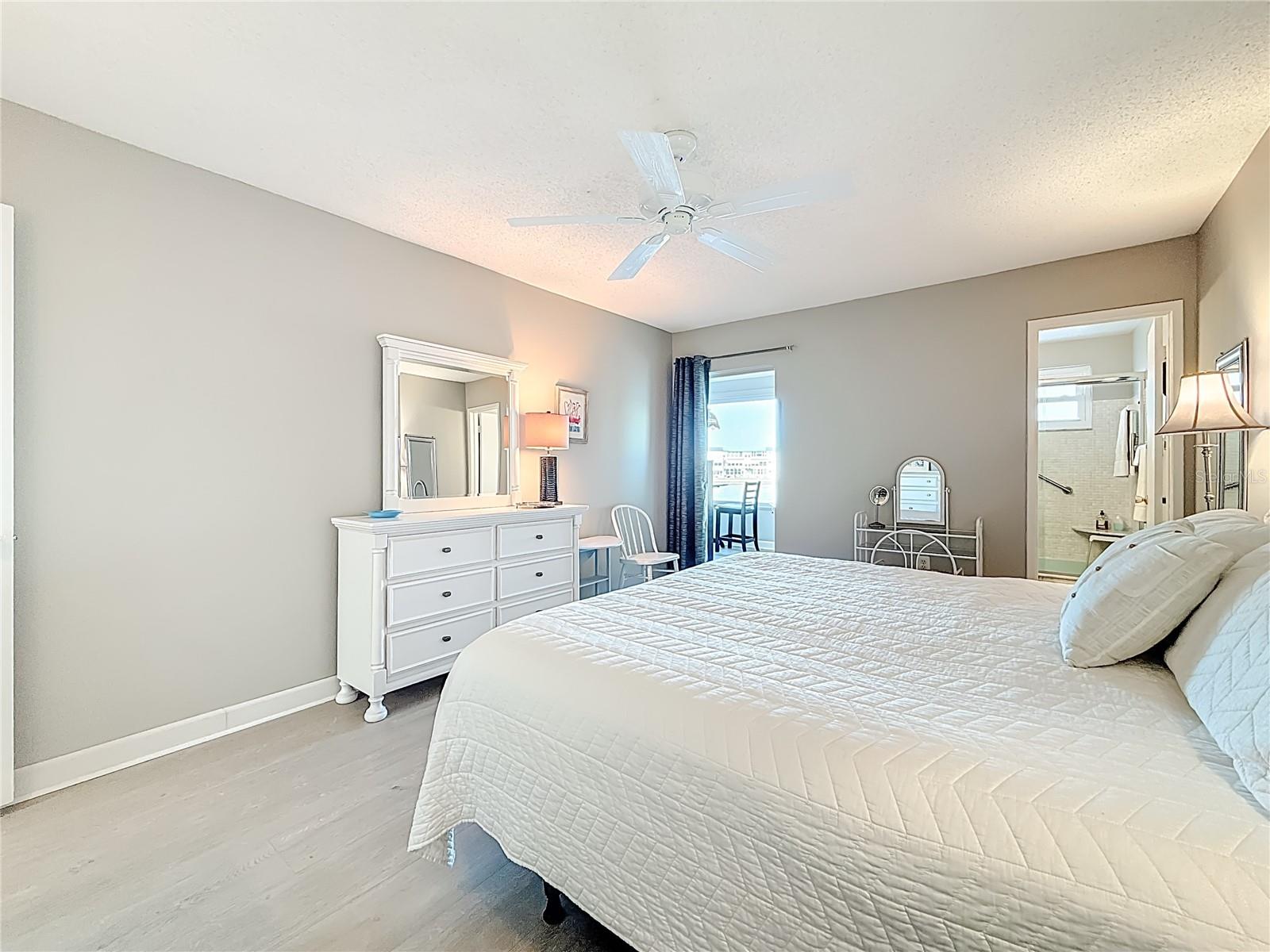 Listing photo id 29 for 5925 Shore Boulevard S 203