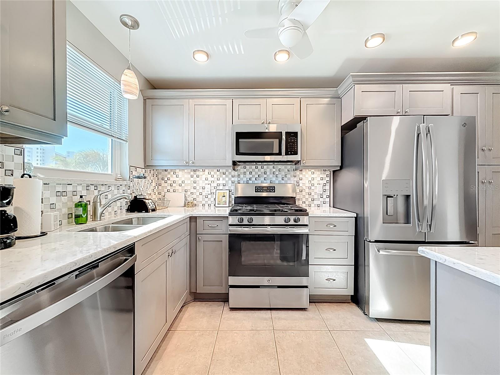 Listing photo id 2 for 5925 Shore Boulevard S 203