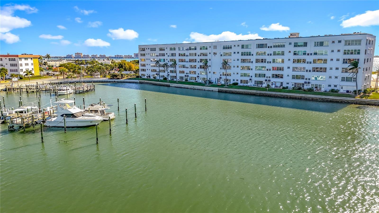 Listing photo id 39 for 5925 Shore Boulevard S 203