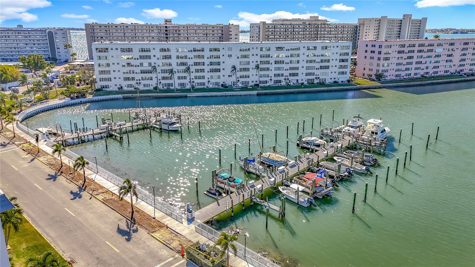 Listing photo id 41 for 5925 Shore Boulevard S 203