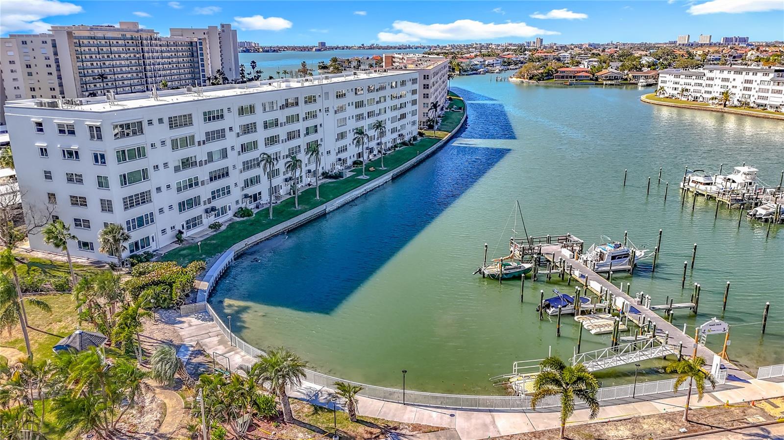 Listing photo id 42 for 5925 Shore Boulevard S 203