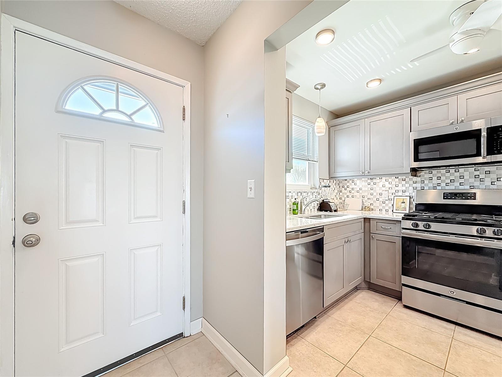 Listing photo id 5 for 5925 Shore Boulevard S 203