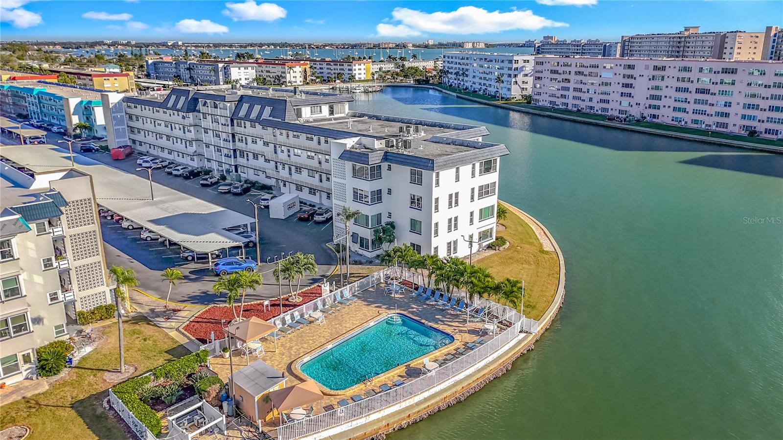 Listing photo id 70 for 5925 Shore Boulevard S 203