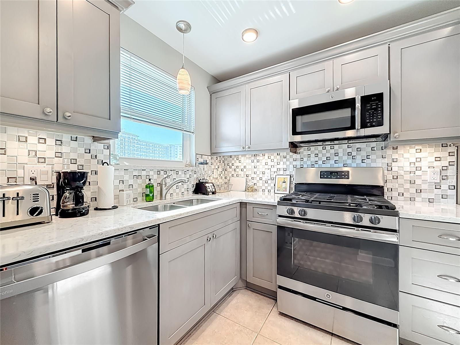 Listing photo id 6 for 5925 Shore Boulevard S 203