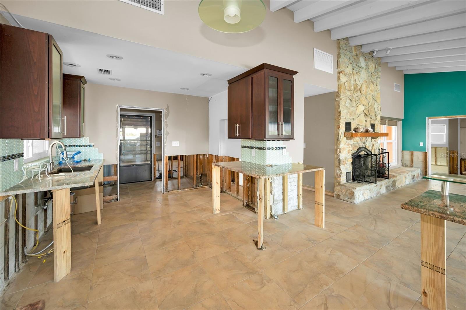 Listing photo id 40 for 366 La Hacienda Drive