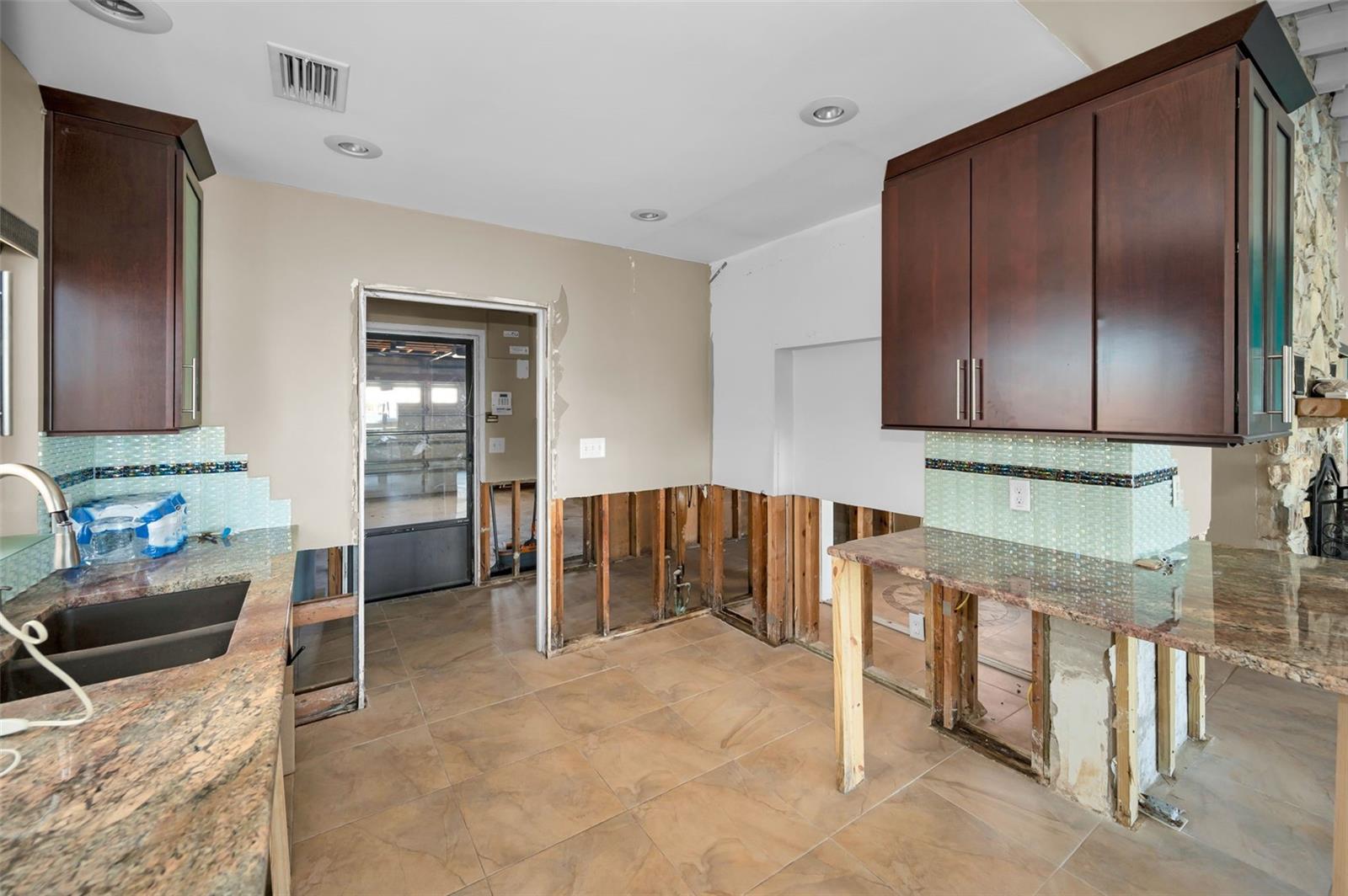 Listing photo id 41 for 366 La Hacienda Drive