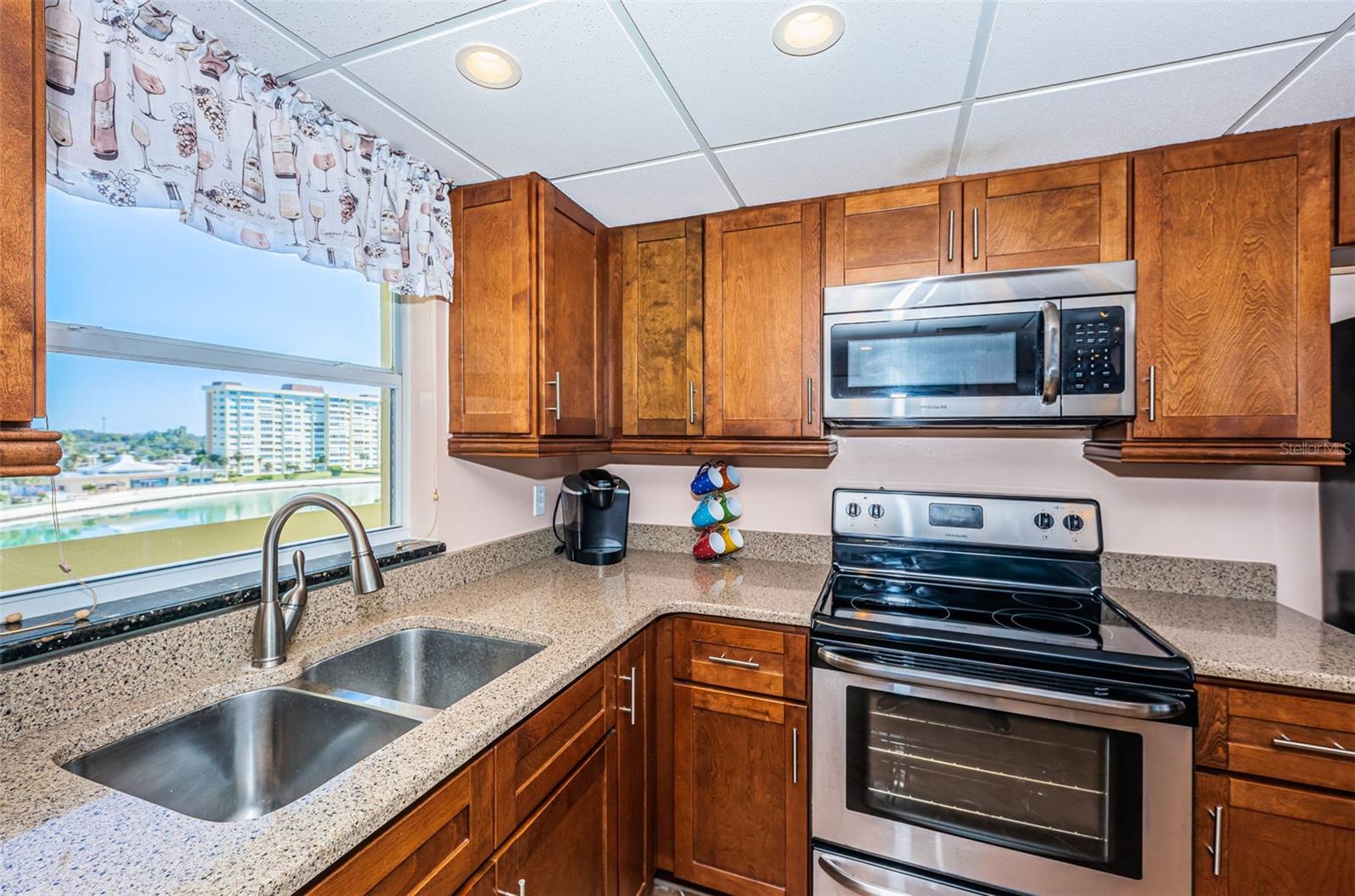 Image 4 of 64 For 4750 Cove Circle 605