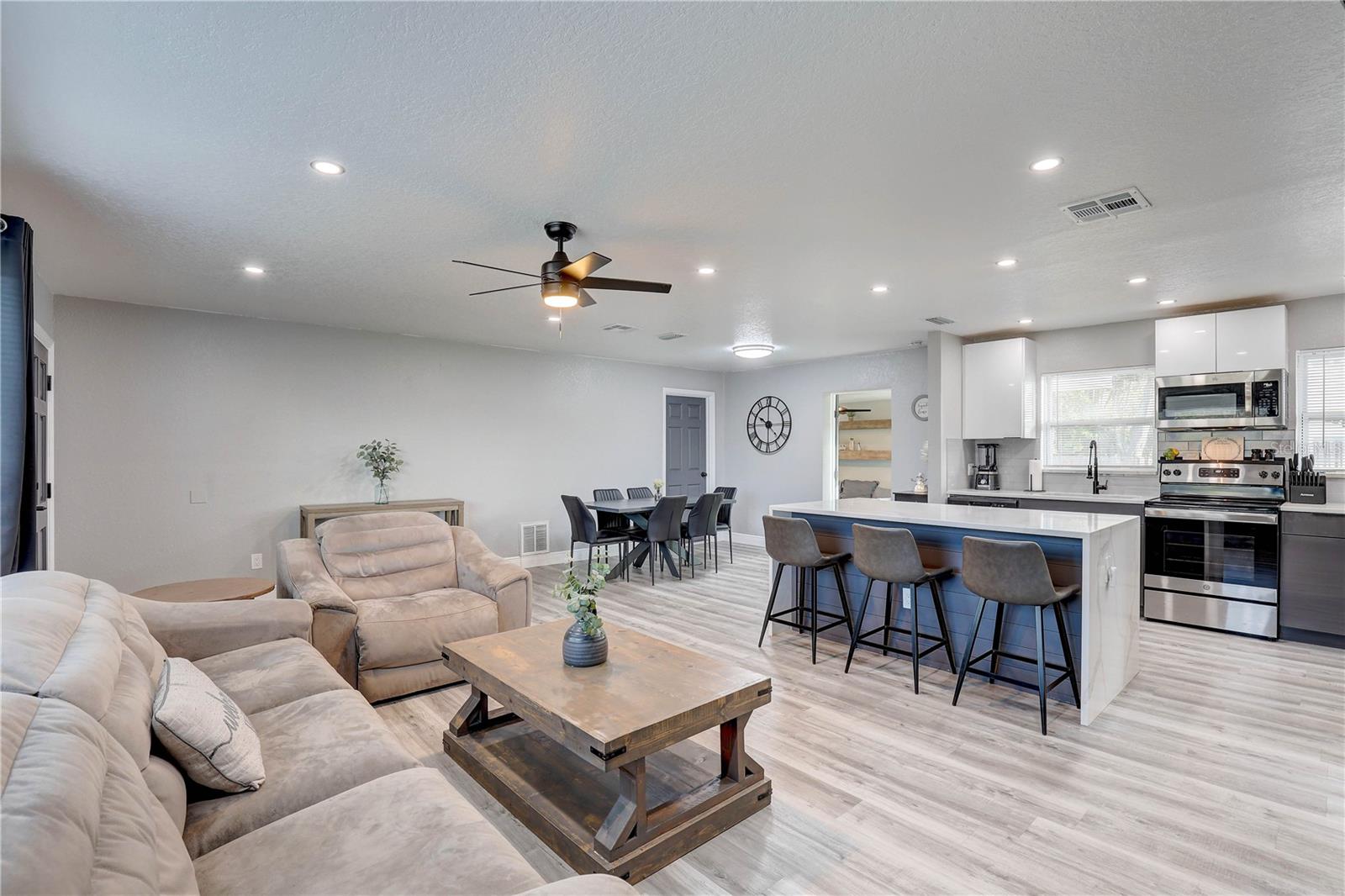 Image 10 of 36 For 8201 Ridge Road