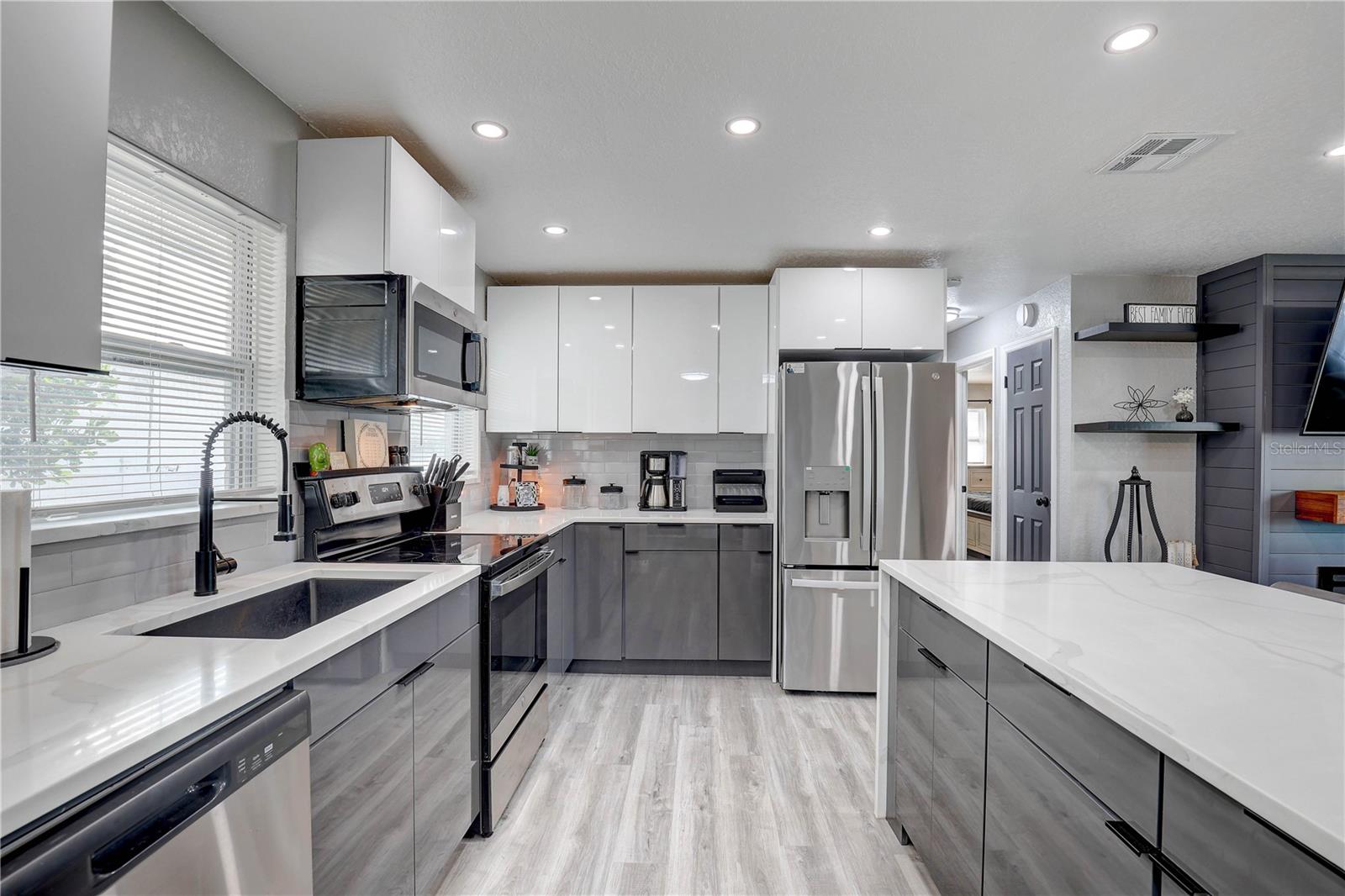 Image 5 of 36 For 8201 Ridge Road